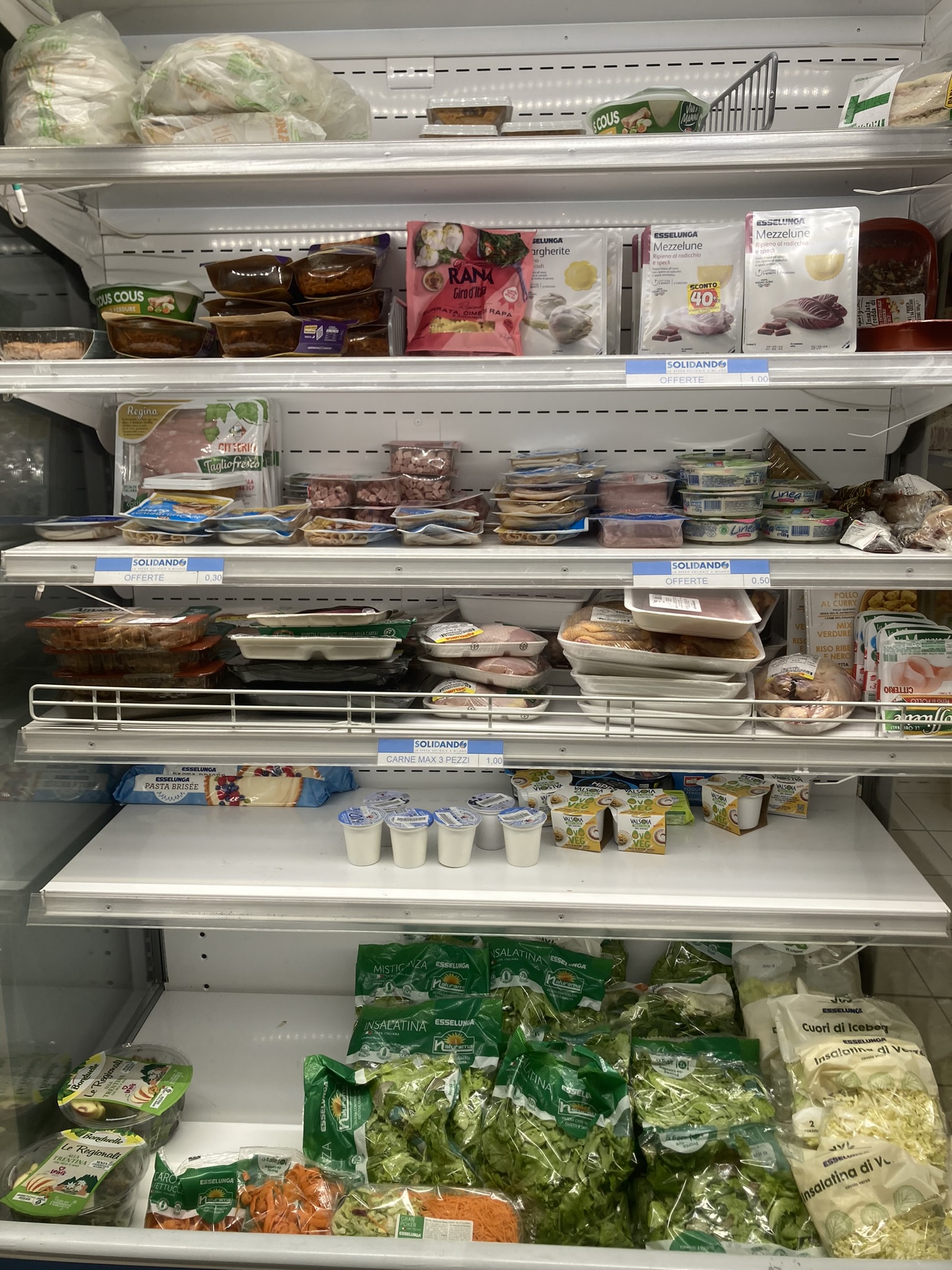  A shelf in the social market Solidando close to IBVA premises, Milan.  
Photo credits: IIIEE, Lund Universit